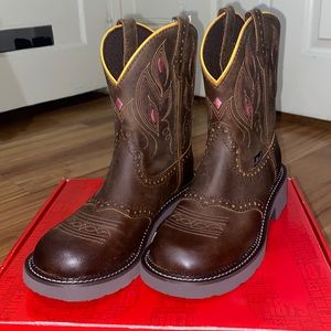 Rounded toes cowgirl boots